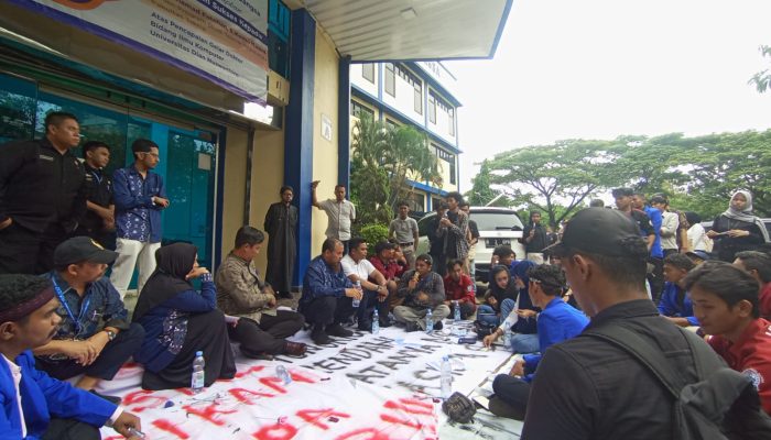 Demo Mahasiswa Universitas Pelita Bangsa Tuntut 12 Isu, Tolak ‘Komersialisasi Pendidikan’