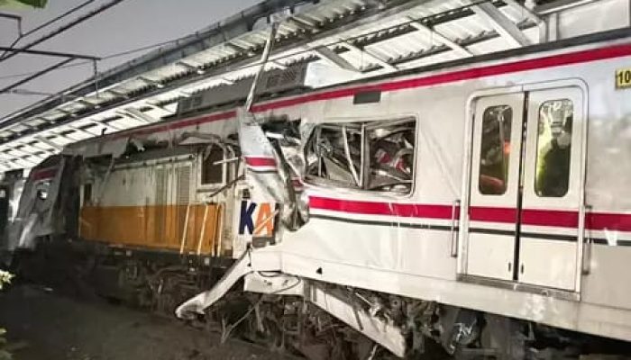 Dua Kereta Bertabrakan di Stasiun Bekasi Timur, Perjalanan Jalur Bekasi-Cikarang Lumpuh Total